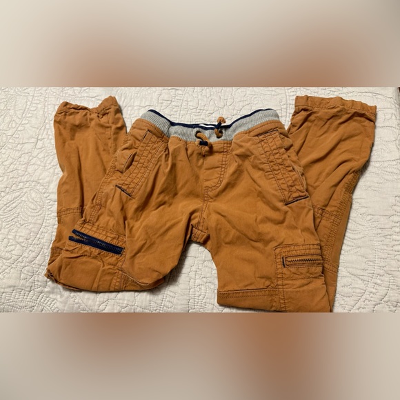 Boden cargo pants lined with soft star motif fabric-7Y - Picture 2 of 6